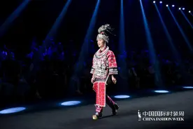 对话苗绣非遗传承人：传统手艺如何走上国际T台图片