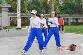 吸引人爱上运动 西安人的城墙下是爱健身的大叔大妈图片