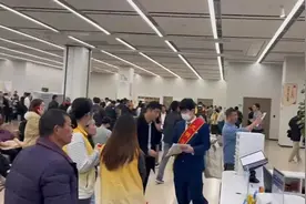 看！闵行房地产交易中心“人从众”……图片