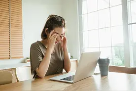 女子一夜醒来眼睛干到睁不开！提醒：秋季干眼症高发，切勿滥用眼药水图片