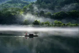 雾漫小东江图片