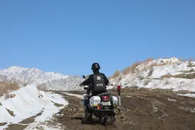 寒风中，女警骑着摩托，奔赴高原牧场图片