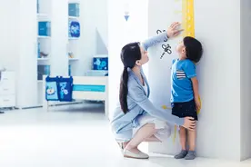 出生就“小个子”的她，这样做多长10公分！图片