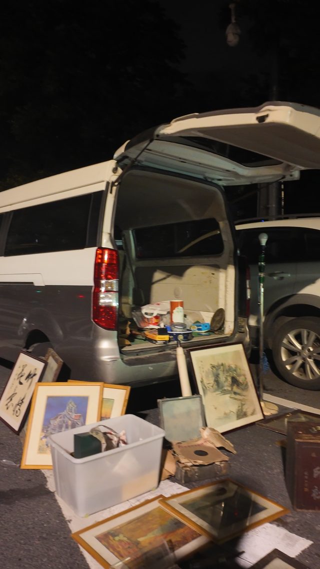 需要打着手电筒逛、天亮便消失无踪！上海有个神秘夜市，买家既是玩家也是商人，驱车数小时也要来