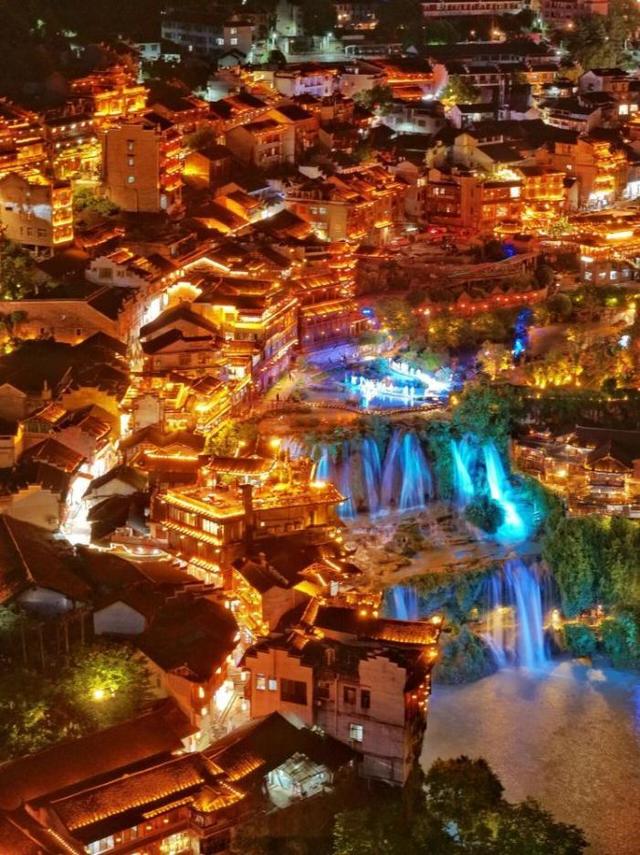 与故宫、长城同台领奖，这座长满了国际游客的古镇拥有怎样的“出海密码”