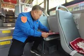 应对降温天气  天津公交全力保障市民温暖出行图片