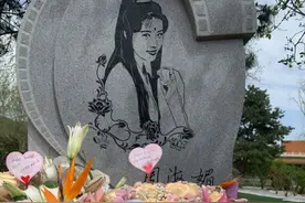 周海媚墓碑刻周芷若画像，粉丝送花寄哀思图片