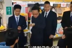 快评丨学生模仿领导“视察”，不妨宽容看待并照镜自查图片