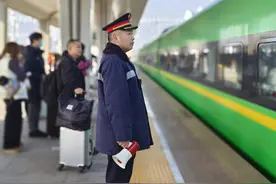 绿皮车、双层蓝与“绿巨人”同框备战春运图片