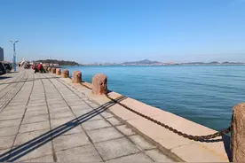 滨海北路海边护栏铁链多处锈蚀断裂垂到地面，市民：安全隐患大图片