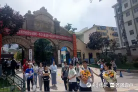 烟台高考外语口试6月22日举行，采用人机对话机考形式进行图片