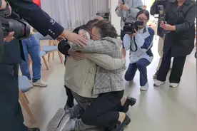 被拐29年后意外找到亲生父母却拒绝相认，他在警方开导下打开心结终与父母团聚图片