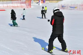 吉林雪场流行新“三件套”：装备升级折射冰雪经济新活力图片
