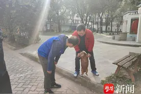 网格员送迷路“老宝贝”回家图片