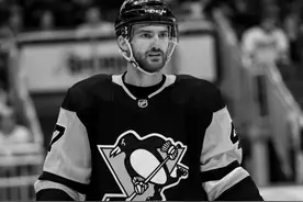 突发！运动员在比赛中被冰刀割喉……图片