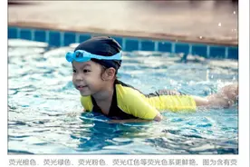 游泳时，千万不要穿白色和蓝色泳衣，真的很危险！图片