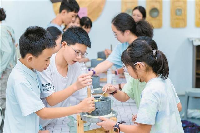 光明区举行青少年文明实践科普夏令营