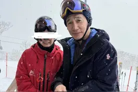 62岁梁朝伟日本滑雪被偶遇，网友：滑的是单板，技术很好图片