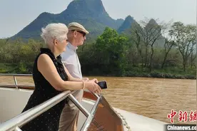 比利时前首相赫尔曼·范龙佩游览漓江 体验桂林山水美景图片