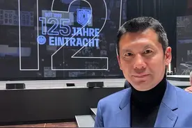 这是真名宿，杨晨前往法兰克福参加俱乐部成立125周年庆典图片