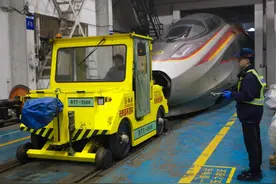 节日我在岗｜深夜与毫厘较真的车轮“修型师”图片