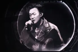 “复活”后的陈奕迅开唱！在台上突然爆咳，挥手示意自己没事图片