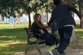 河南6名大学生给陌生人“偷袭式”送花：正犹豫送暗恋对象，也会“偷袭”老师图片