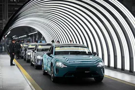 超过700个机器人！记者走进小米汽车工厂，探秘SU7诞生图片