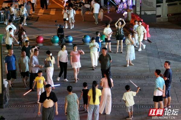 古街夜市，平凡日子里人来人往的热闹场