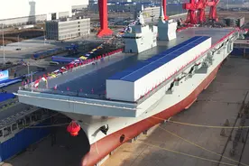 美媒关注中国“四川舰”下水图片