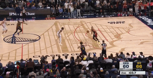 命中率-6%但是！酒逢知己千杯少！库里闪开约基奇半场超远不中图片