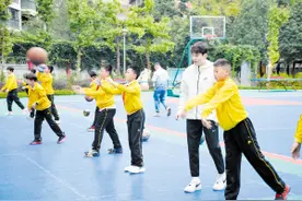 女篮队长杨力维回昆明图片