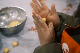 做圆子、捏鱼圆……萌娃们在寒托班学做传统美食，感受别样年味图片