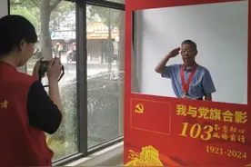“青心拍”移动照相馆进社区，用公益镜头定格美好岁月图片