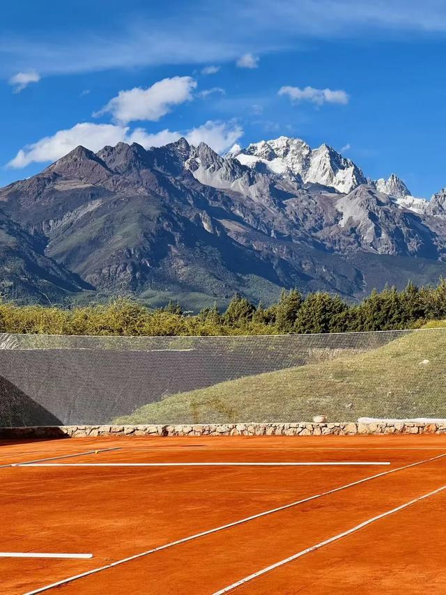 四川小伙花40万元在丽江建了个雪山红土网球场