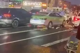 辣眼睛！青岛一女子疑因与出租车司机起冲突，脱光衣服站车顶跳舞，多方回应图片