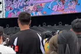 湖南常德一音乐节开场推迟40分钟致现场观众不满齐喊退票 主办方：歌迷“冲卡”影响进度图片