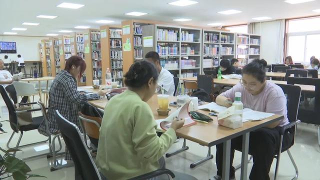【本地】暑期“读书热”持续升温“文化绿洲”成避暑充电胜地