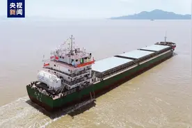 首次！万吨级江海直达船通过三峡大坝图片