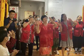 让小屋充满大爱！六合社区“爱心妈妈”走进医院“爱心小屋” 传递爱与温暖图片