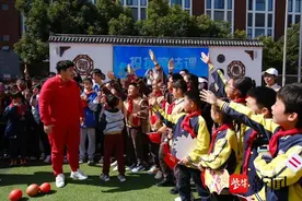 校园沸腾了！南京小学生零距离接触体育明星巩立姣、谢震业图片