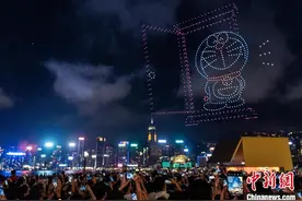 特写：巨型“哆啦A梦”空降维港 点亮“友谊比天长”图片