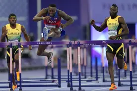 巴黎奥运会男子110米栏美国选手霍洛韦获冠军图片