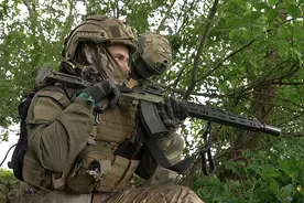 放下手机！俄拟立法严惩前线使用智能手机军人，多次违纪或被监禁15天图片