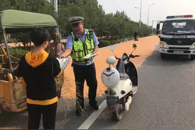 马路晒粮危害大，交警劝导保安全图片