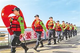 抗洪一线英雄们获网友点赞图片