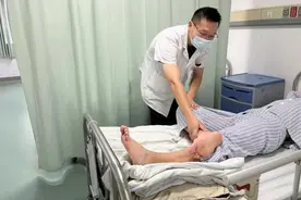 胯骨疼了半年查出骨坏死，才22岁！医生：这几类人要高度警惕图片