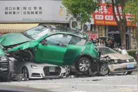 重庆一特斯拉失控，损毁路边多车！驾驶员需承担责任图片