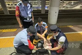 男子携60万元现金坐动车，到桂平后才发现，哦豁乌龙了！图片