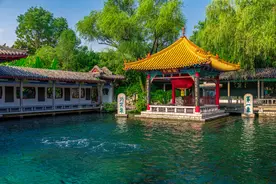 五一长假，游客诗词对答可免费游济南趵突泉景区图片
